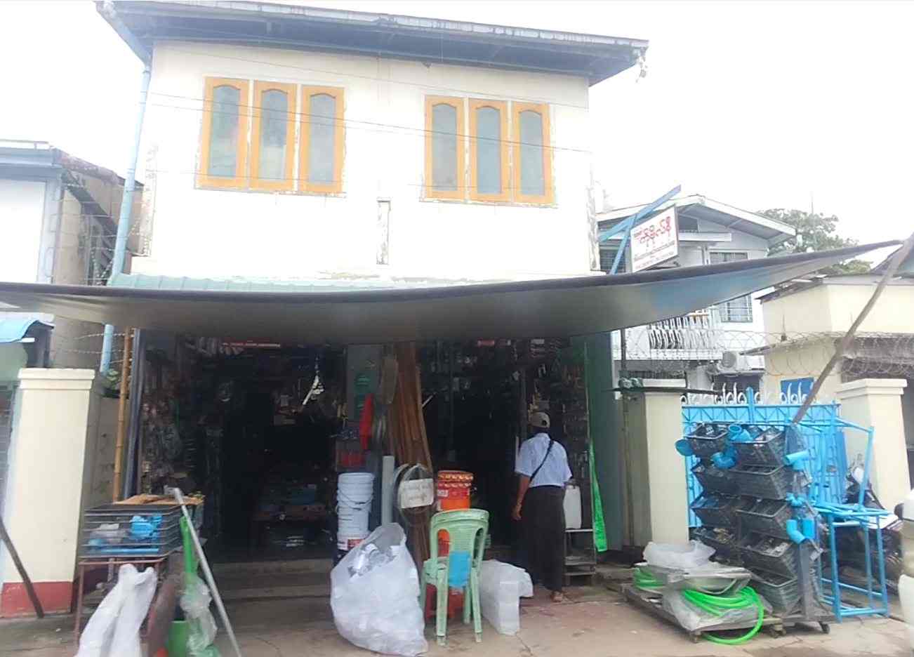 ကိုဗိုလ်နီ အိမ်ဆောက်ပစ္စည်းအရောင်းဆိုင်