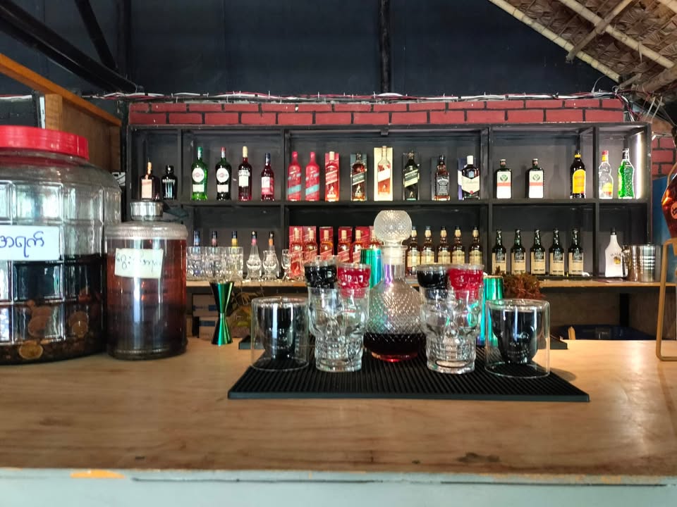 áá˝ážáąáá°áááş-M-Bar and restaurant